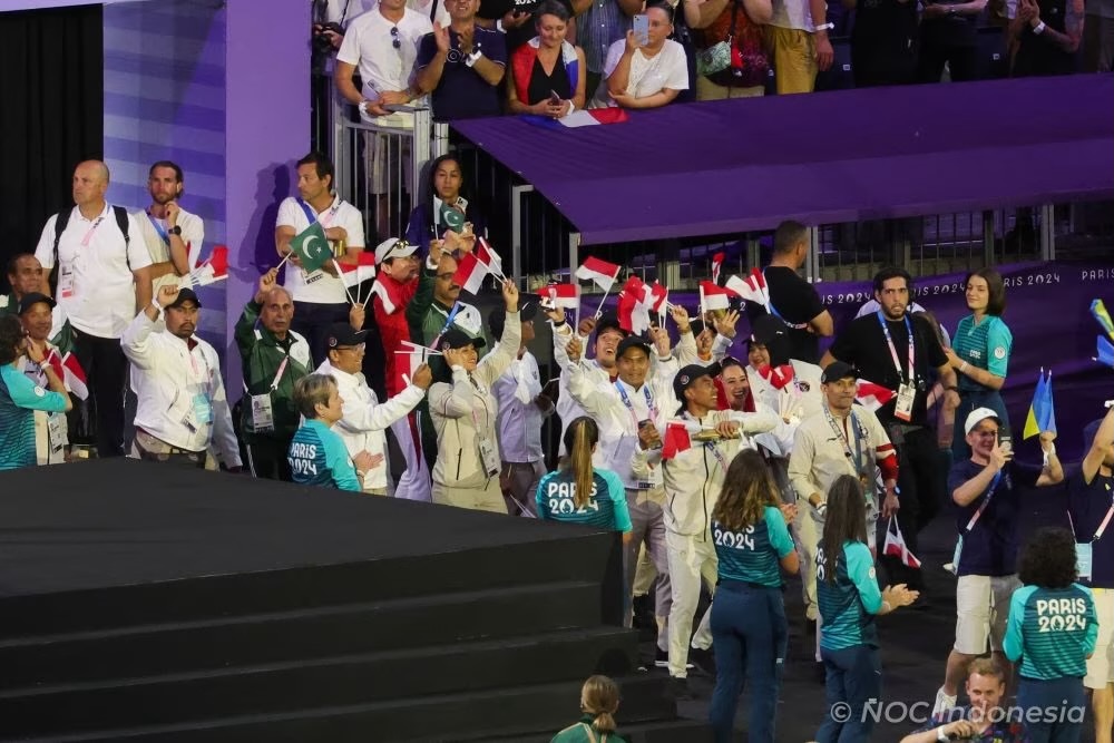 Olimpiade Paris 2024 Berakhir, Rizki Juniansyah Pimpin Tim Indonesia saat Acara Penutupan