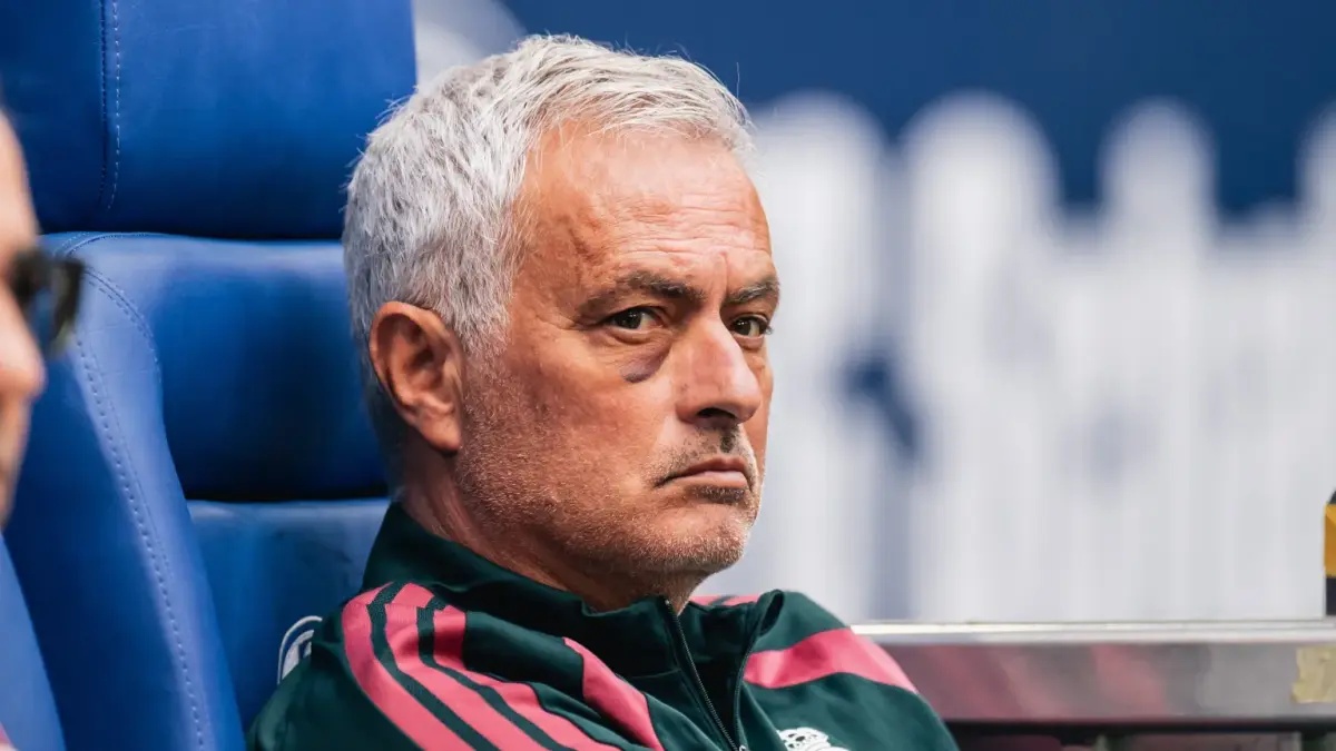 Jos&eacute; Mourinho muncul dengan mata lebam saat Real Madrid melawan Schalke. (Dok. The Sun)