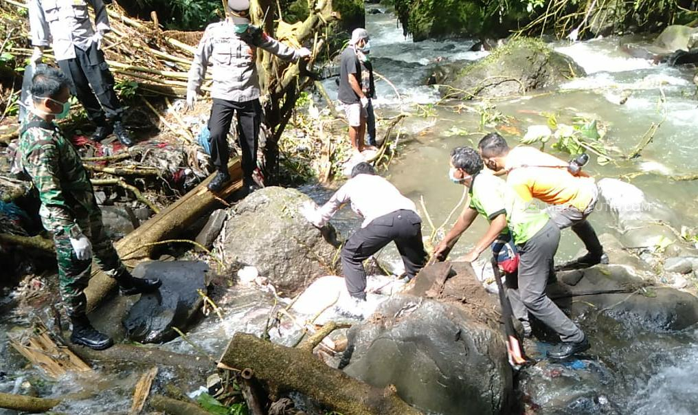 Polisi Temukan Mayat Tersangkut Batu di Objek Wisata Grojogan Sewu Gunung Lawu