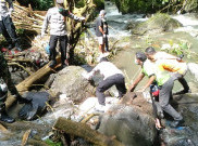 Polisi Temukan Mayat Tersangkut Batu di Objek Wisata Grojogan Sewu Gunung Lawu