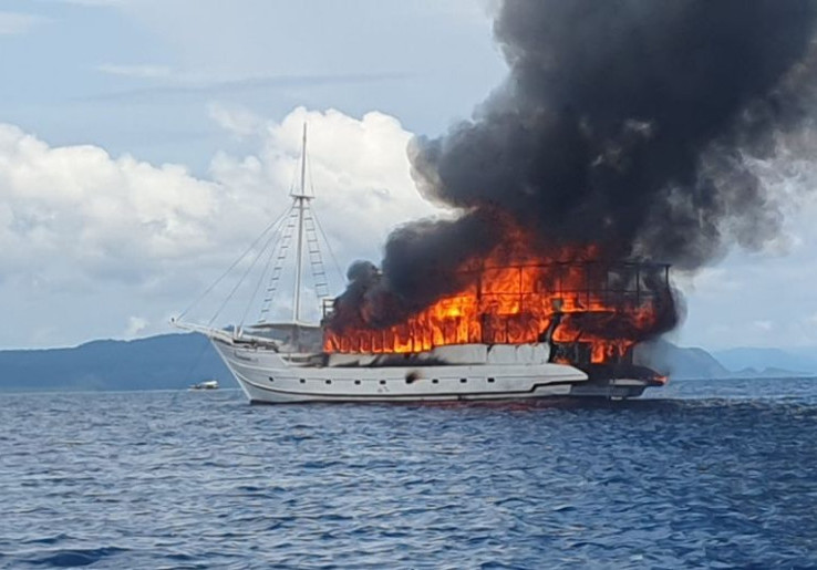 Kapal Pesiar The Oceanik Terbakar di Raja Ampat, Bawa Turis Asing