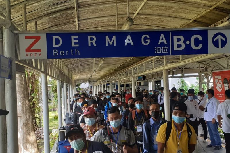 Puluhan PMI mengantre memasuki Terminal Feri Internasional Batam, untuk menjalani pemeriksaan COVID-19. (ANTARA/ Naim)