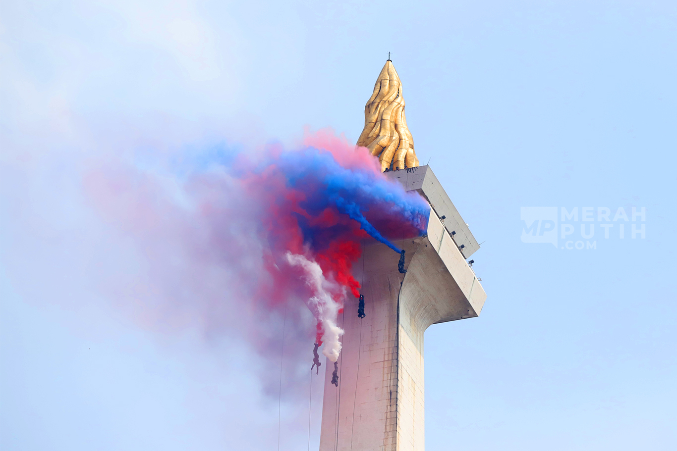 Atraksi Rappeling Prajurit TNI Meriahkan Peringatan HUT ke-80 TNI di Lapangan Monas