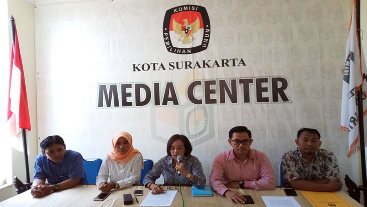 KPU Solo memberikan keterangan terkait logiatik pemilu 2019, Senin (18/2). (MP/Ismail)