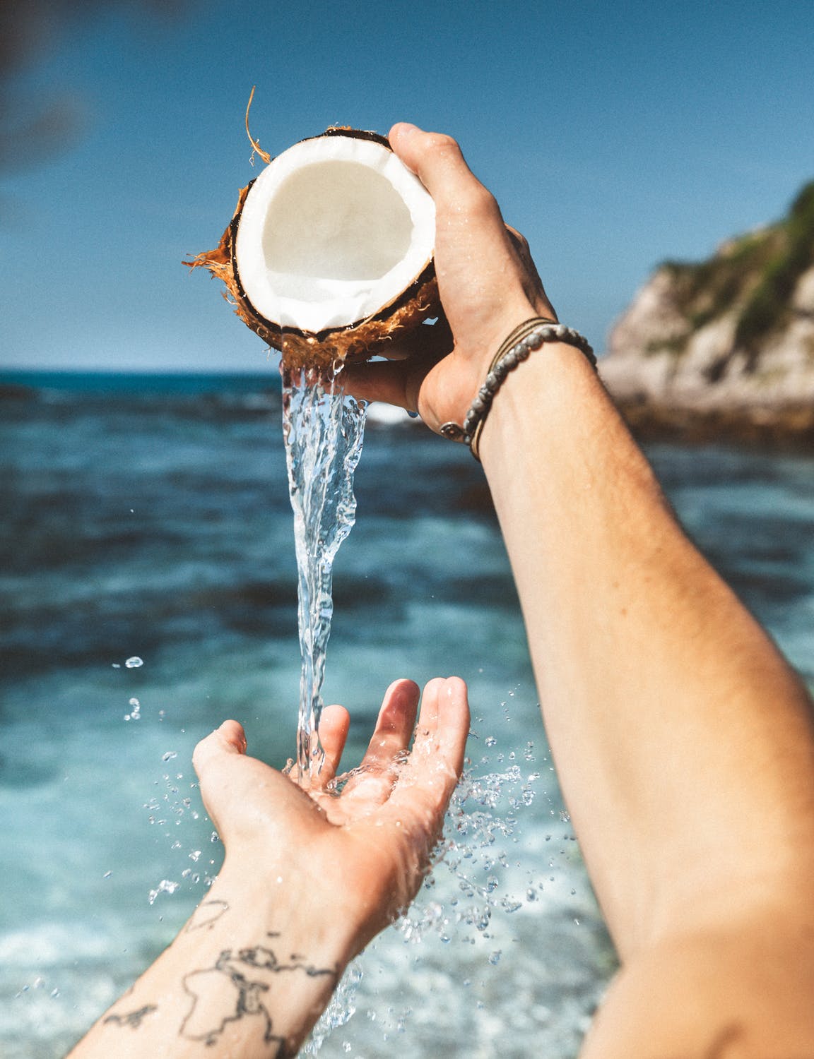Air kelapa juga memiliki kalori yang rendah dibanding minuman lainnya (Foto: pexels/Arnie Watkins)