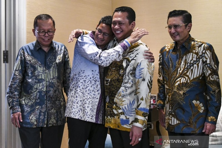 Ketua MPR Bambang Soesatyo (kedua kanan) berpelukan dengan pengusaha yang juga mantan Calon Wakil Presiden Sandiaga Uno (kedua kiri) disaksikan Wakil Ketua MPR Arsul Sani (kiri) dan Fadel Muhammad di Kediaman Sandiaga Uno, kawasan Kebayoran Baru, Jakarta, Senin (14/10/2019). Kedatangan pimpinan MPR tersebut untuk memberikan undangan pelantikan presiden-wakil presiden terpilih periode 2019-2024 pada 20 Oktober mendatang. ANTARA FOTO/Galih Pradipta/wsj.