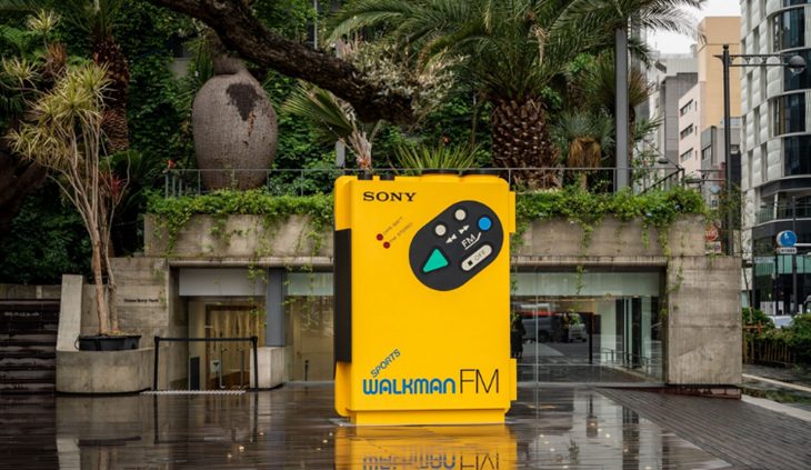 1. Pengunjung disambut dengan patung Walkman setinggi 2,5 meter (Foto GinzaSonyPark.jp)
