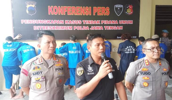Direktur Reskrimum Polda Jawa Tengah Kombes (Pol) Budi Haryanto (tengah) saat gelar perkara kasus Kerajaan Keraton Agung Sejagat, Jumat (25). (MP/Ismail)