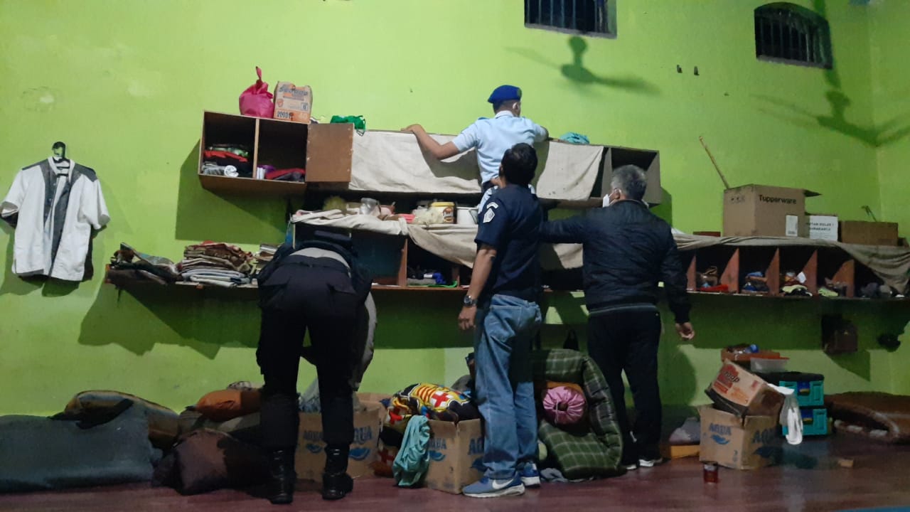 Tim gabungan Polresta Surakarta dan sipir melakukan razia di dalam kamar warga binaan di Rutan Klas IA Surakarta, Jumat (29/1) malam. (MP/Ismail)