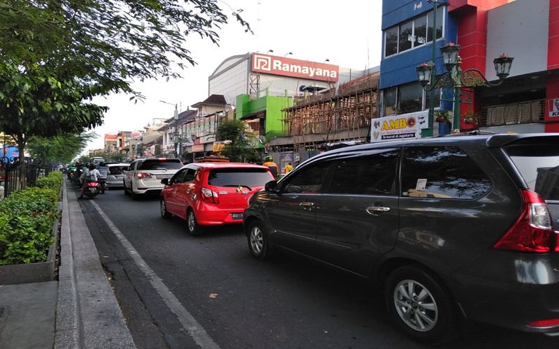 Kemacetan akibat banyaknya kendaraan yang melintasi kawasan Malioboro