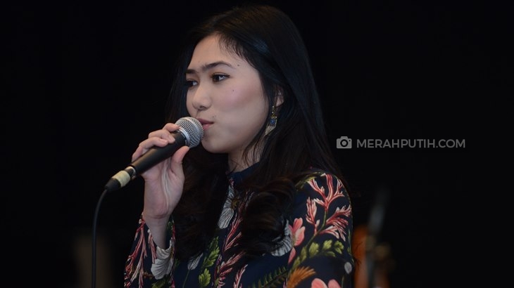 Isyana Sarasvati Cinta Piano