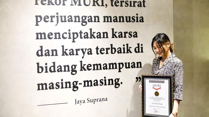 Eva Alicia, Seniman Muda Berprestasi Cetak Rekor Muri Lukisan Terpanjang
