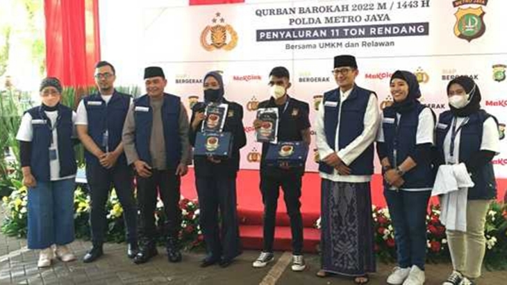 Polda Metro Bagikan 11 Ton Daging Kurban Olahan Rendang