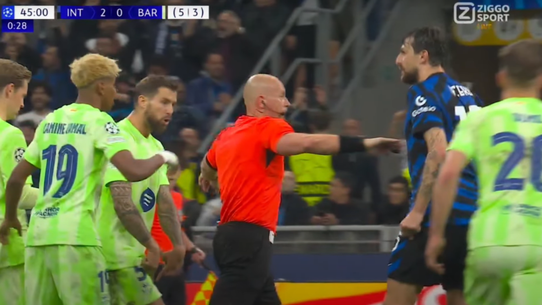 Inigo Martinez Meludah ke Francesco Acerbi di Laga Inter Vs Barcelona, Yang Diludahi Tertawa di Akhir Pertandingan