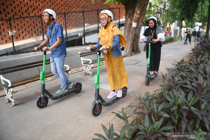 Pengguna jalan menggunakan otopet atau skuter listik di Jakarta, Rabu (16/10/19). Pemprov DKI Jakarta berencana membuat regulasi untuk penggunaan skuter dan sepeda listrik yang sedang marak di Jakarta. ANTARA FOTO/Akbar Nugroho Gumay/foc.