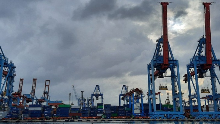 Awan mendung tampak membayangi langit di Jakarta International Container Terminal (JICT) 2, Tanjung Priok, Jakarta Utara. (ANTARA/Laily Rahmawaty)