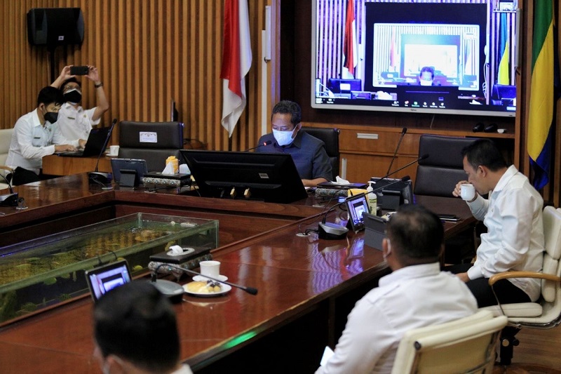 penilaian Kemenpan-RB terkait Sistem Pemerintahan Berbasis Elektronik (SPBE) secara virtual di Balai Kota Bandung. (Humas Bandung)