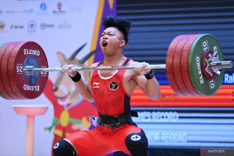 Atlet Angkat Besi Rahmat Erwin Abdullah Raih Medali Perak di Kejuaraan Asia 2022