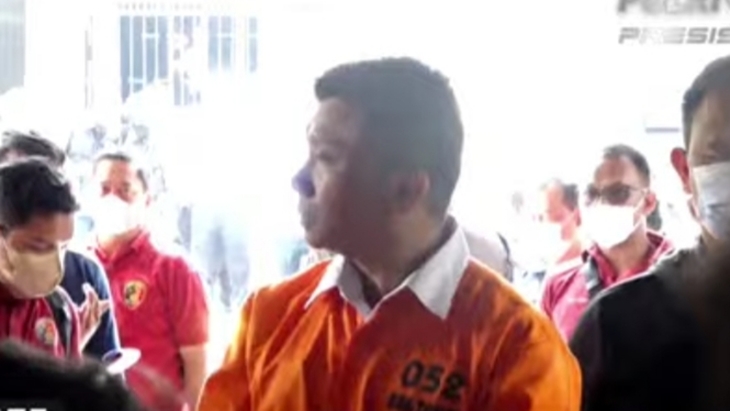 Ferdy Sambo Kenakan Baju Tahanan dengan Tangan Diborgol saat Rekonstruksi