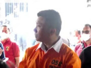 Ferdy Sambo Kenakan Baju Tahanan dengan Tangan Diborgol saat Rekonstruksi