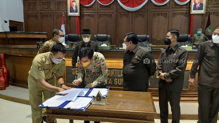 Wali Kota Solo Gibran Rakabuming Raka menandatangani APBD-P 2021 dalam rapat paripurna DPRD Solo. (MP/Ismail)