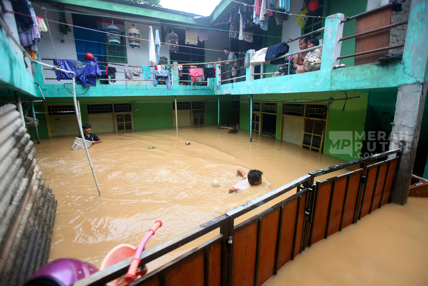 Banjir Melanda Kiriman Pemukiman Bantaran Kali Ciliwung di Bale Kambang Jakarta Timur