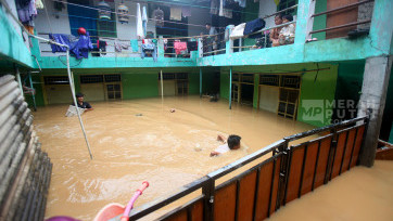 Banjir Melanda Kiriman Pemukiman Bantaran Kali Ciliwung di Bale Kambang Jakarta Timur