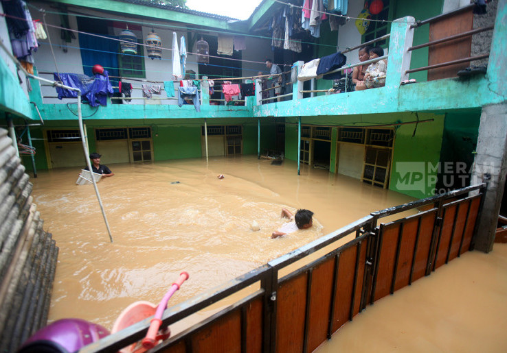 Banjir Melanda Kiriman Pemukiman Bantaran Kali Ciliwung di Bale Kambang Jakarta Timur