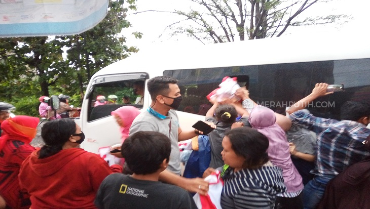 Jokowi Bagikan Puluhan Paket Sembako ke Warga setelah Ziarah ke Makam Orang Tuanya