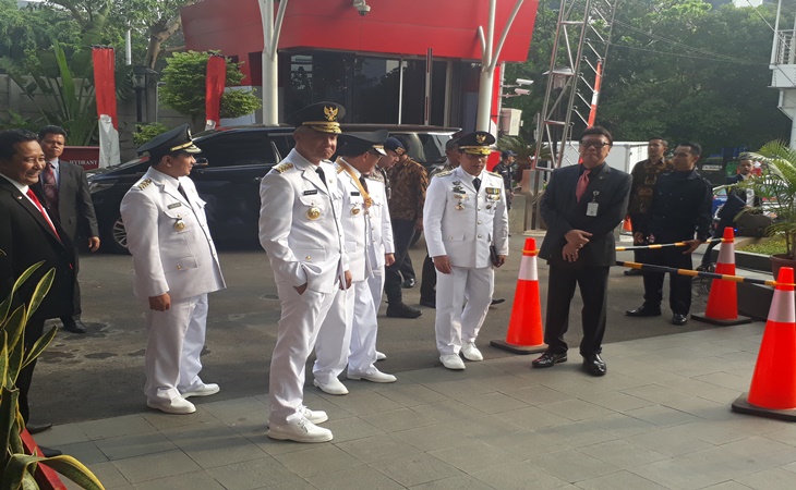 Mendagri Tjahjo Kumolo bersama sejumlah kepala daerah di Gedung KPK