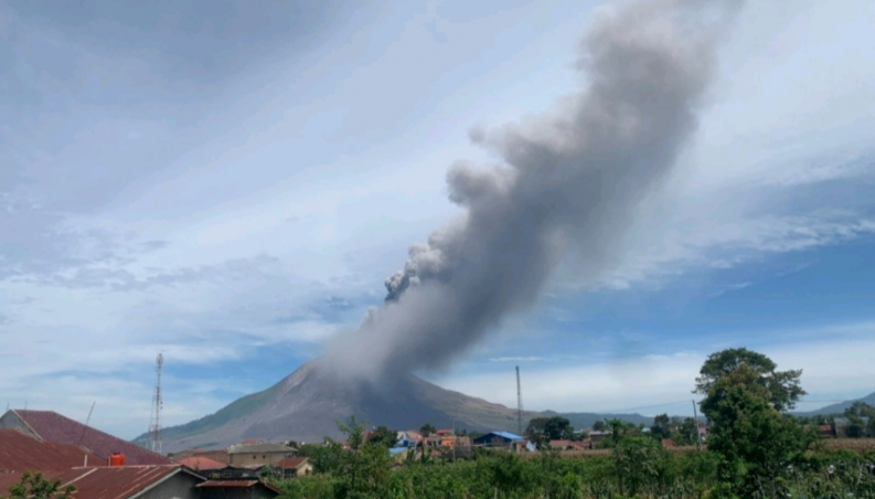 Erupsi Dahsyat Gunung Sinabung Semburkan Abu Vulkanik Hingga 3,5 Kilometer, Status Waspada Ditetapkan