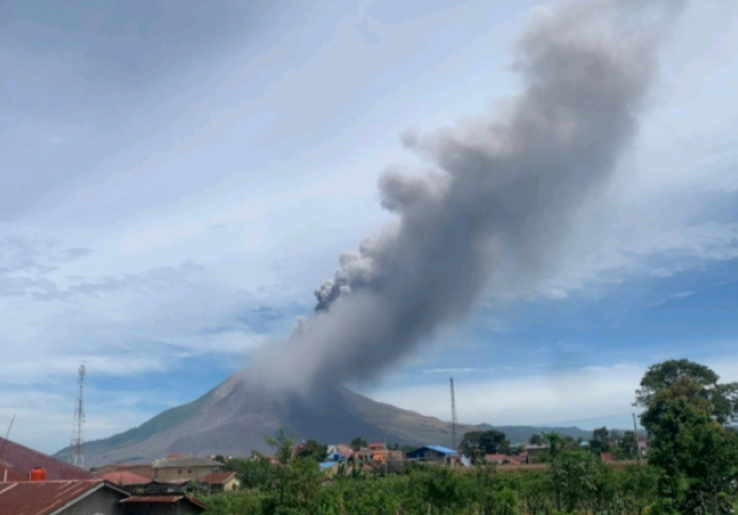 Gunung Sinabung masih Siaga, 374 Warga Kuta Tengah Bertahan di Pengungsian