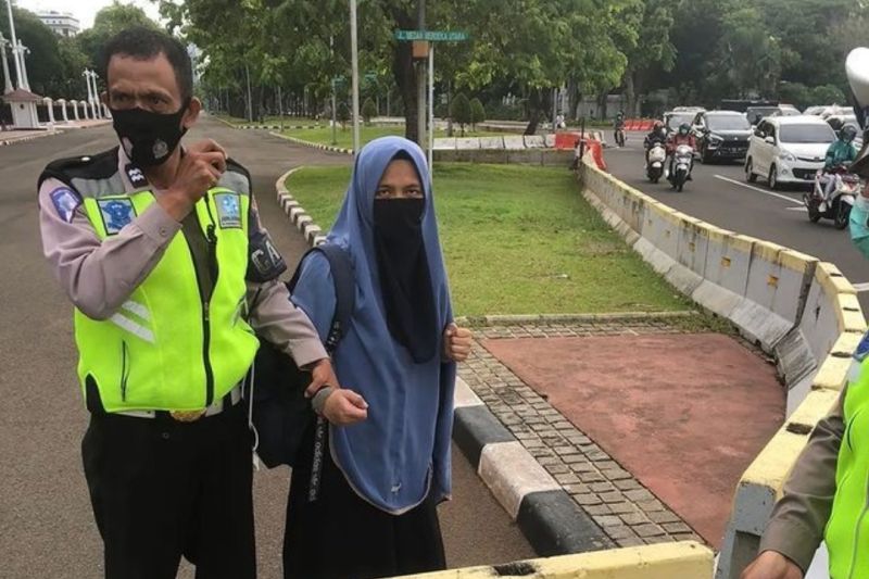 Siti Elina Terobos Istana untuk Temui Jokowi
