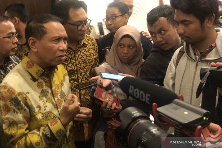 Menteri Pemuda dan Olahraga Zainudin Amali (kiri) pada saat memberikan keterangan kepada awak media, di Kota Malang, Jawa Timur, Rabu (11/12/2019). (ANTARA/Vicki Febrianto)