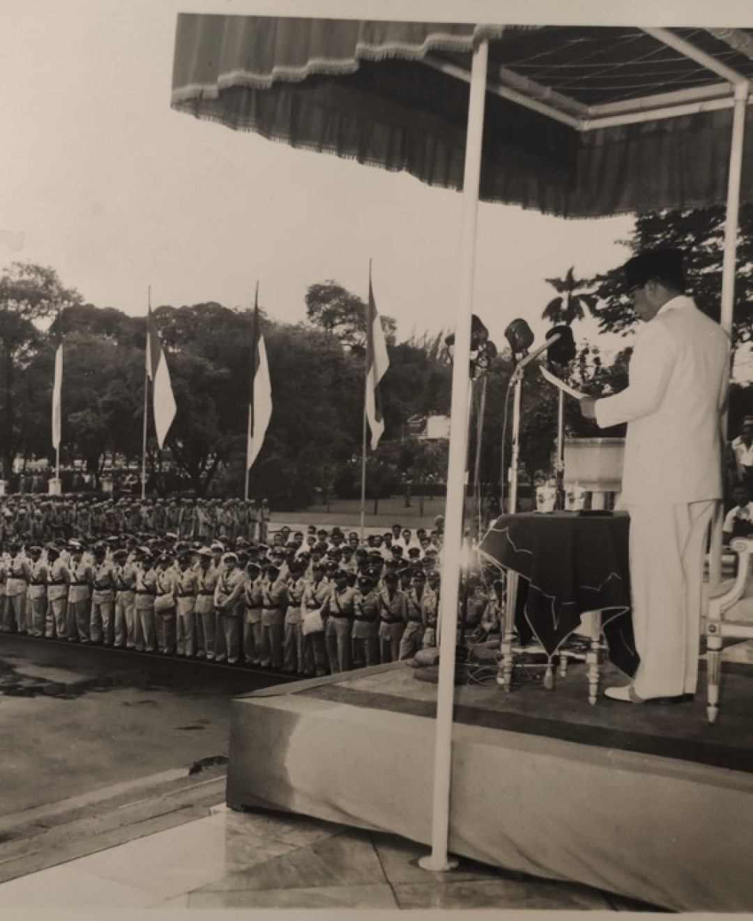 Sukarno mengeluarkan Dekrit Presiden 5 Juli 1959