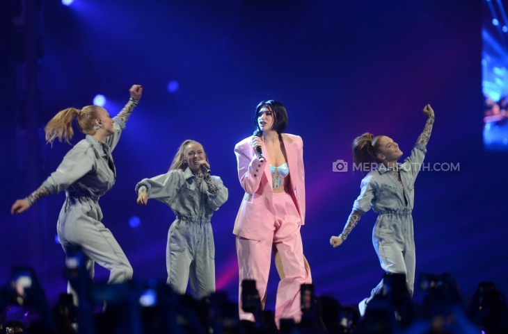 Dua Lipa saat di atas panggung (MP/Albi)
