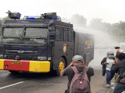 Kukuh Tak Mau Bubar, Warga di Sekitar Plaza Kenari Disemprot Pakai Rantis