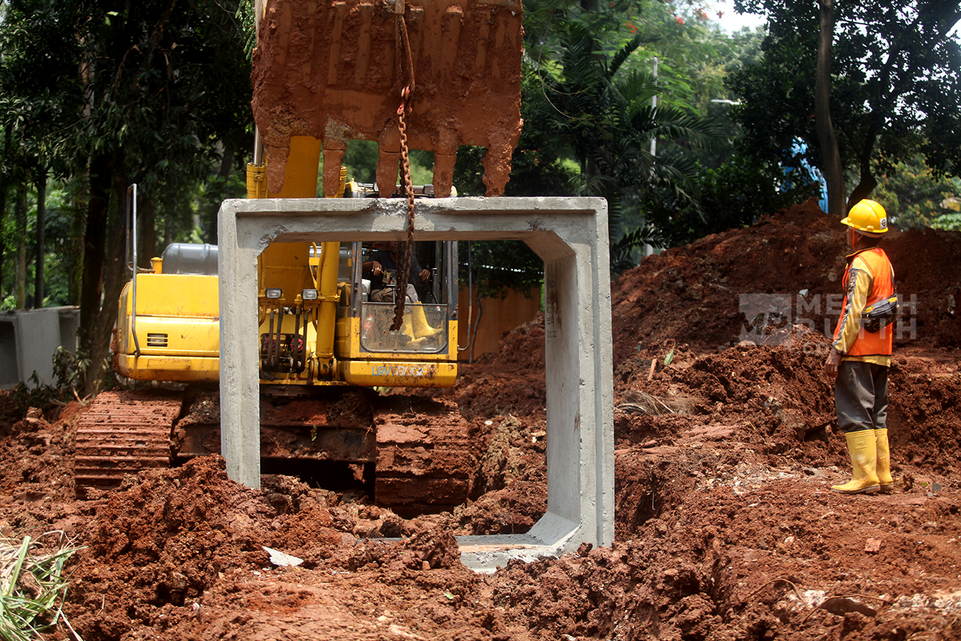 Eskavator mengangkat gorong-gorong saat pembangunan Taman Bendera Pusaka di Taman Ayodya Barito, Jakarta Selatan, Senin (27/10/2025).