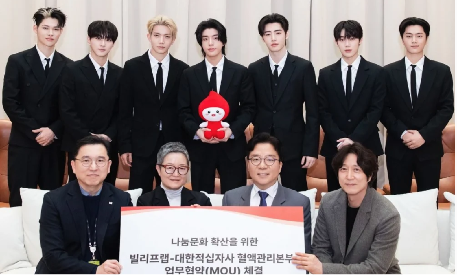  ENHYPEN Wujudkan Konsep Vampir, Kumpulkan Darah Bersama Palang Merah Korea