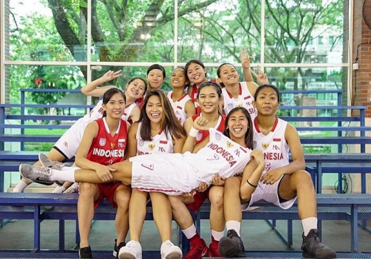 Angkat Piala, Clarita Banting Setir dari Sepak Bola ke Bola Basket