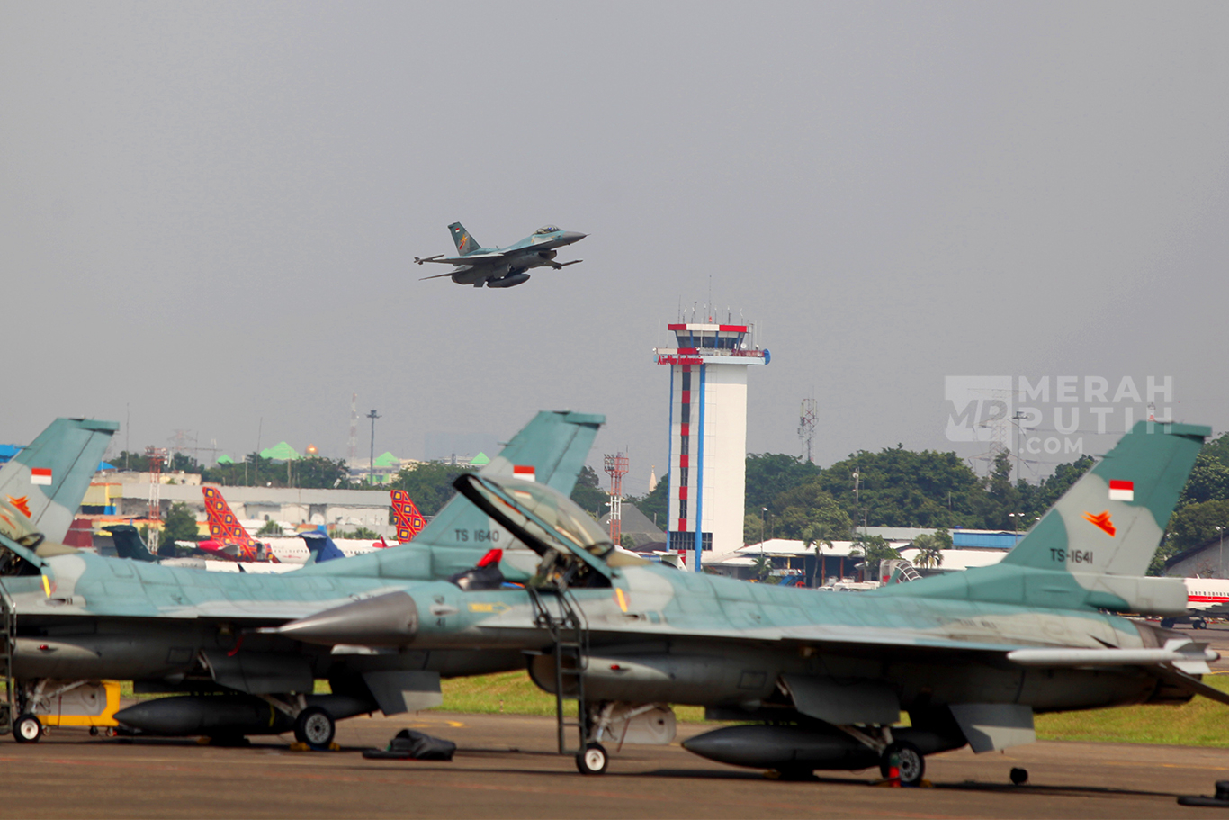 Demo Atraksi Jet Tempur di Lanud Halim Perdana Kusuma Jelang HUT ke-80 TNI