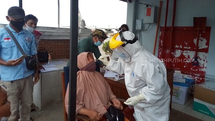 Pemudik yang nekat melintas masuk Solo dilakukan tes swab sebagai tracking COVID-19, Sabtu (8/5). (MP/Ismail)