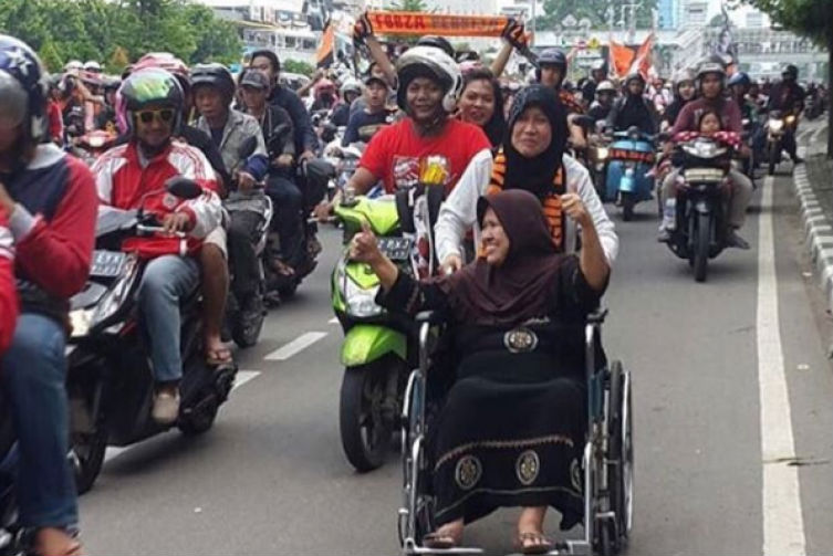 Kisah Hj Rahmah: Jakmania Berkursi Roda dan Bertemu Gubernur DKI Anies Baswedan
