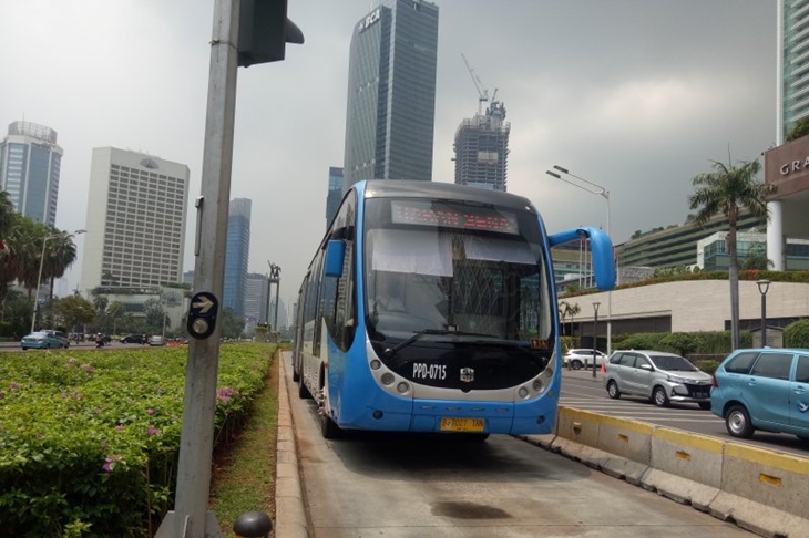 Bus TransJakarta yang melayani koridor satu Blok M- Kota di Halte Bundaran HI, juga dilakukan pengalihan arus 