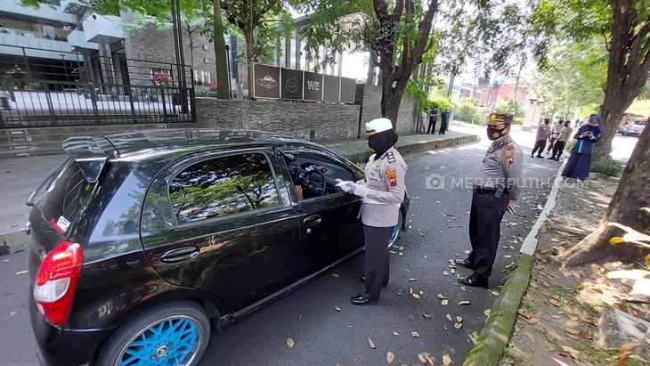   Satlantas Polresta Surakarta melakukan penyekatan di pintu masuk dan keluar Kota Solo di Pospam Faroka Jalan Slamet Ritlyadi. (MP/Ismail)