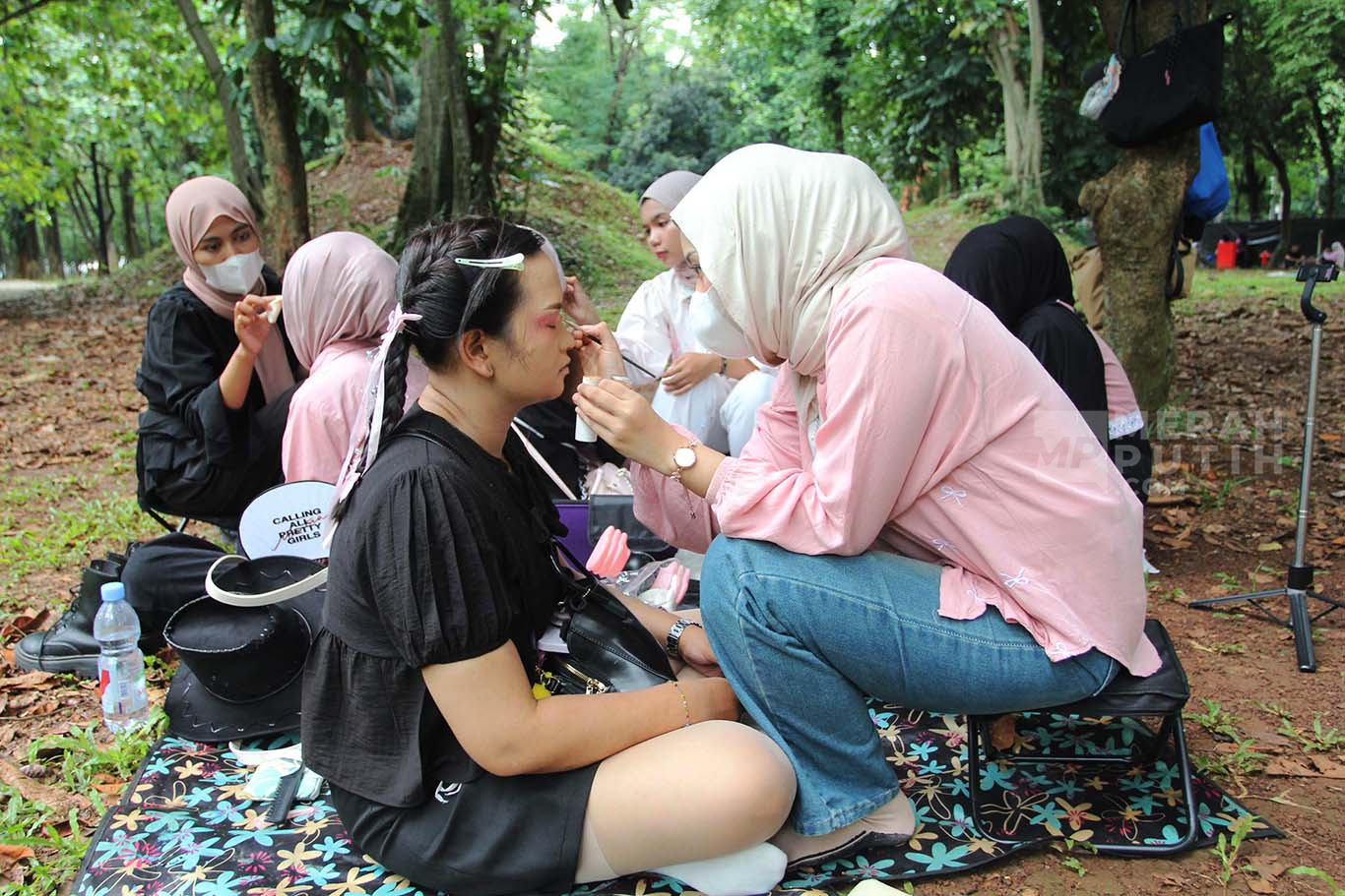 Suasana mahasiswi melayani jasa rias wajah atau make-up untuk penggemar Girl Band asal Korea Selatan Black Pink sebelum konser di Kawasan Stadion Utama Gelora Bung Karno (SUGBK), Senayan, Jakarta, Sabtu (01/11/2025).
