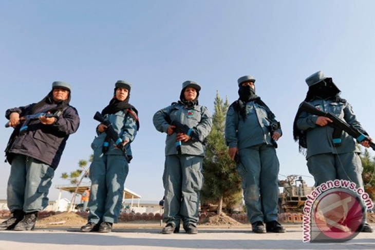 Ilustrasi - Polisi Nasional Wanita Afghanistan (ANP) berbaris saat latihan patroli di sebuah pusat pelatihan dekat kemah tentara Jerman di Kunduz, bagian utara Afghanistan, Senin (3/12/2012). Polisi Jerman dan Belanda membimbing program pelatihan bagi ANP, sebagai bagian dari penarikan misi Pasukan Pengawalan Keamanan Internasional (ISAF). (ANTARA/REUTERS/Fabrizio Bensch/tm)