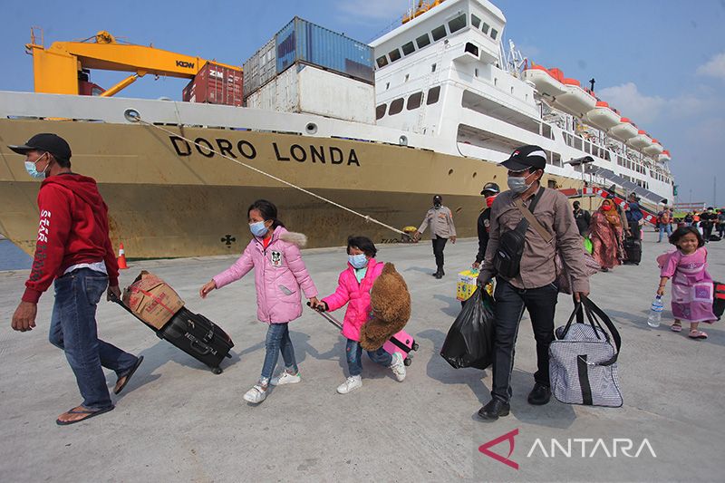 Ilustrasi: Satu keluarga pemudik menggunakan Kapal Doro Londa saat tiba di Pelabuhan Tanjung Priok, Jakarta. (Foto; Antara)
