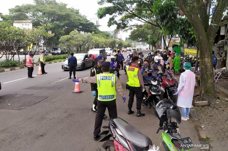 Cek poin PSBB di Kota Bandung. (ANTARA/Bagus Ahmad Rizaldi)