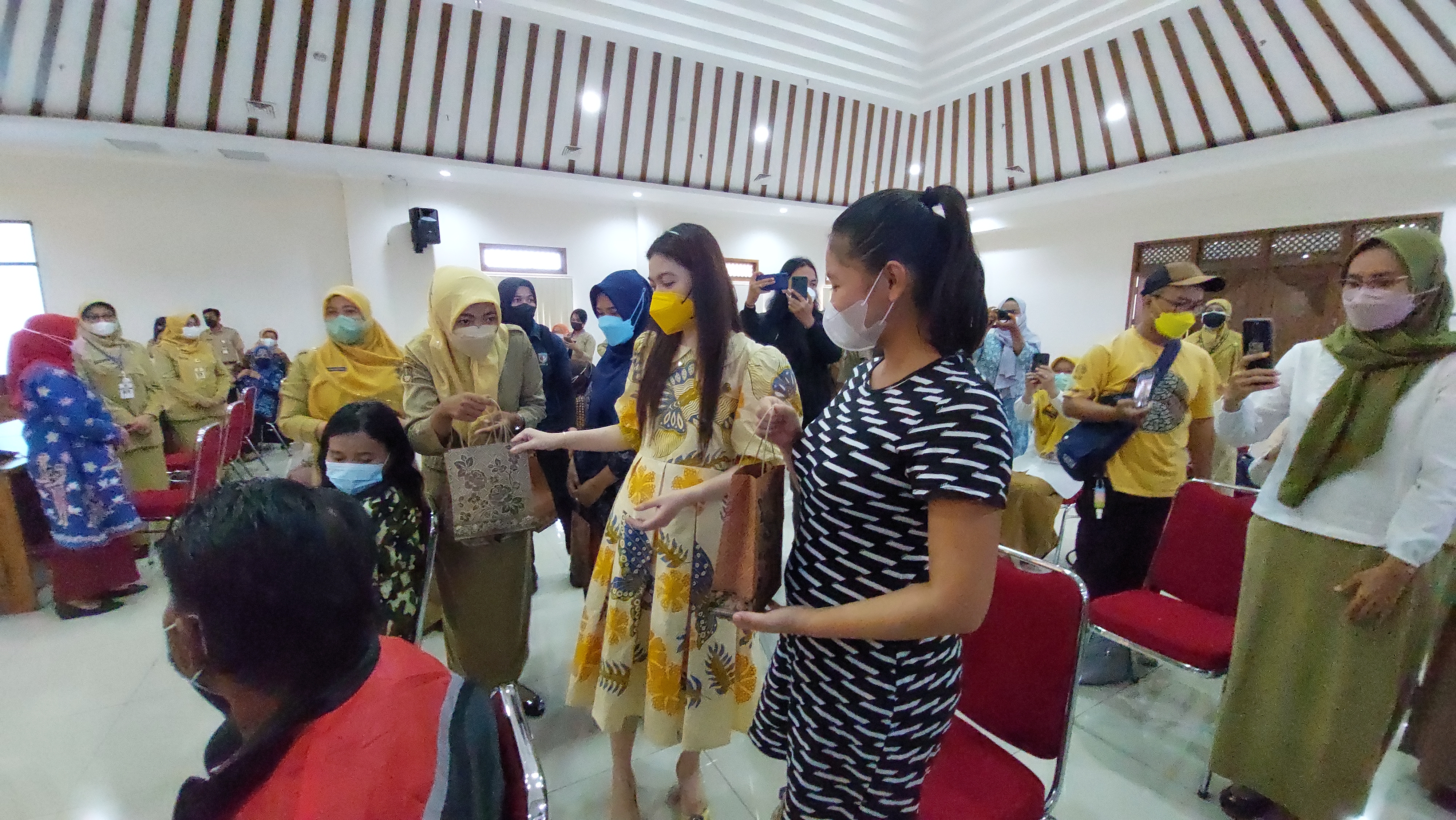 Ketua TPbPKK Solo, Selvi Ananda, memberikan paket multi vitamin pada ibu menyusui dan ibu hamil untuk mencegah Stunting, Senin (4/4). (MP/Ismail)